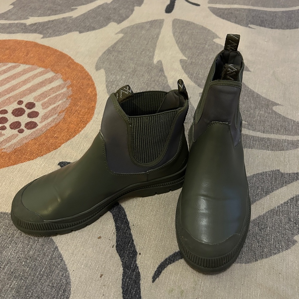 Matt & Nat Rainboots Size 8
